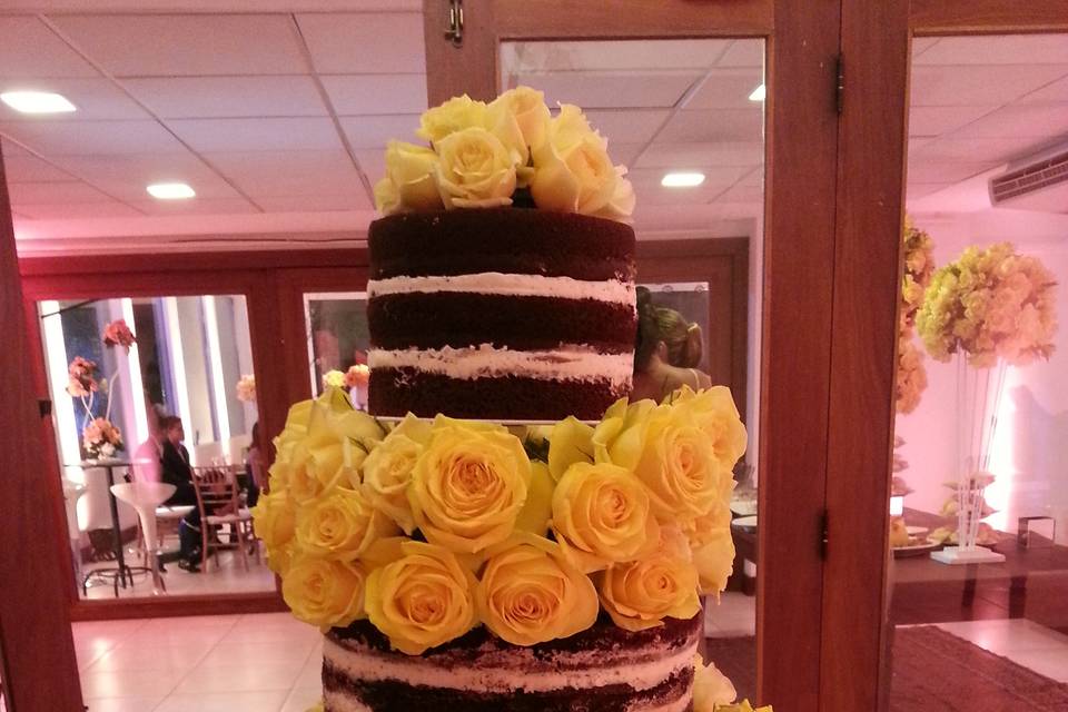 Naked cake com rosas amarelas