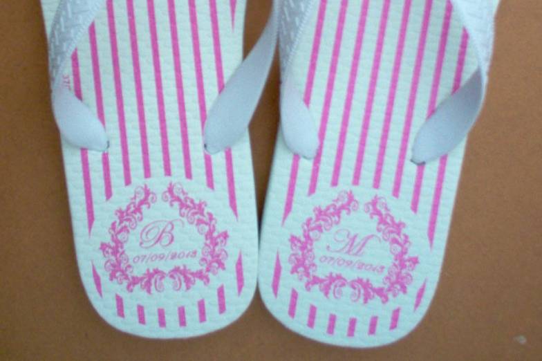 Chinelo com nome dos noivos