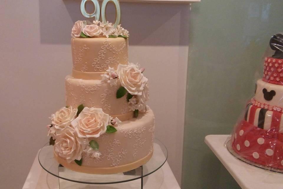 Bolo Rosê em 2023  Bolo de aniversário chanel, Bolo de aniversário rosa,  Bolo de aniversario decorado