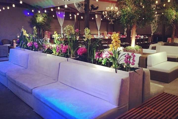 Lounge com jardineiras.
