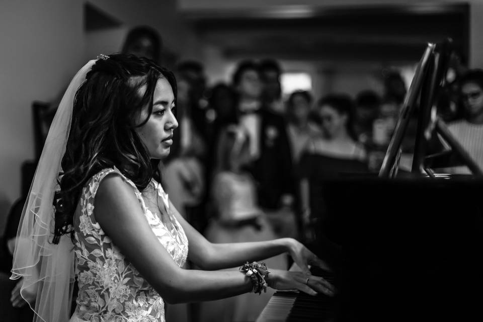 Noiva tocando piano