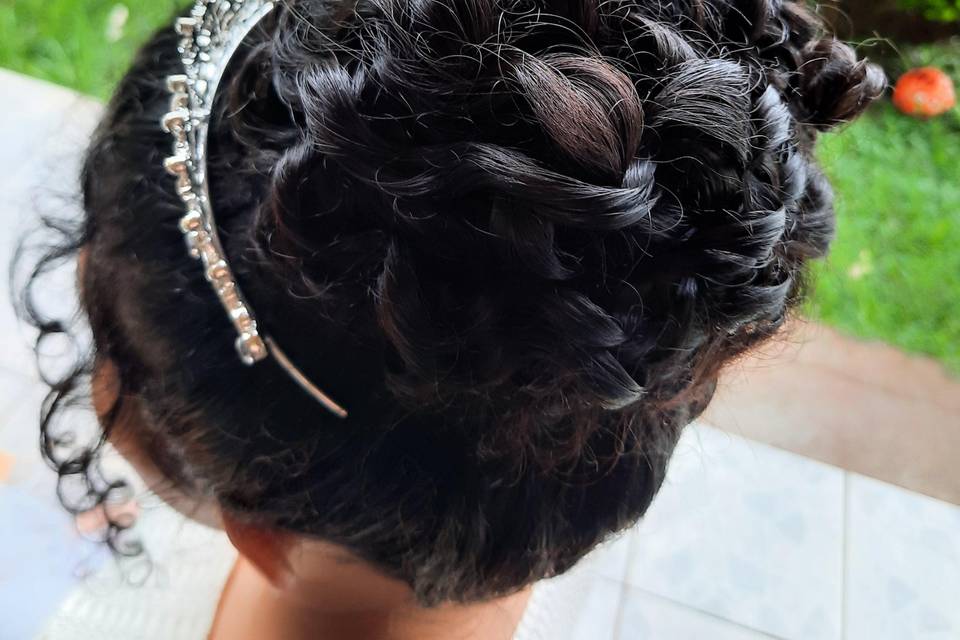 Penteado para noivas cacheadas