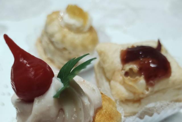 Canapé folhado com pate de ervas