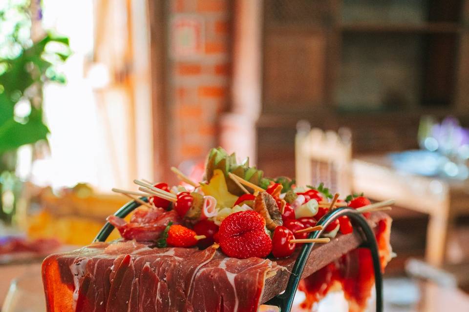 Mesa Gourmet com frios, frutés