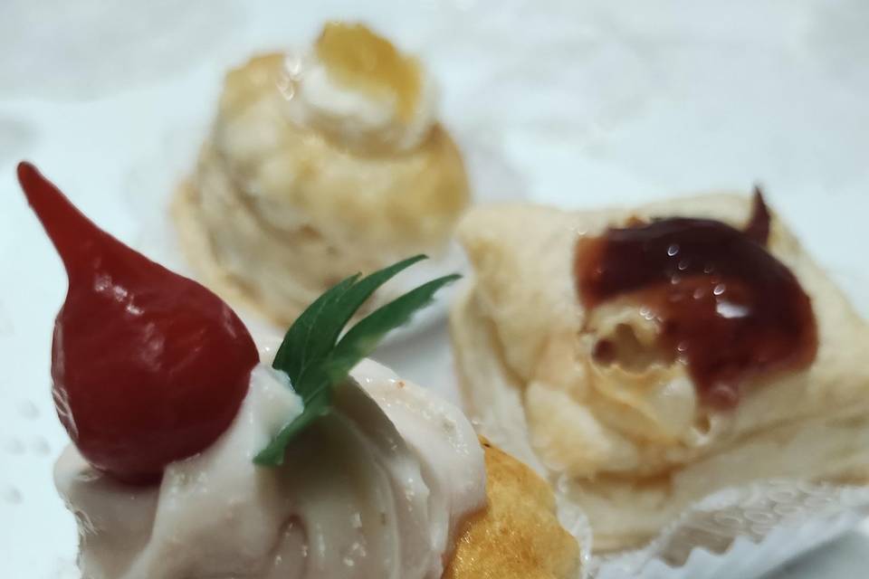 Canapé folhado com pate de ervas