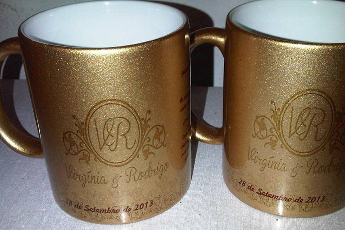 Caneca dourada de porcelana