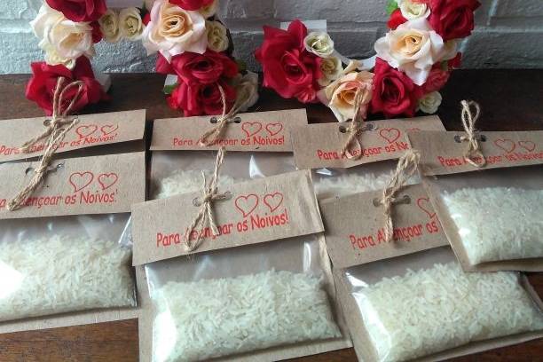 Chuva de arroz e letras mdf