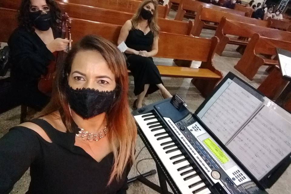 Teclado, violino e voz feminin