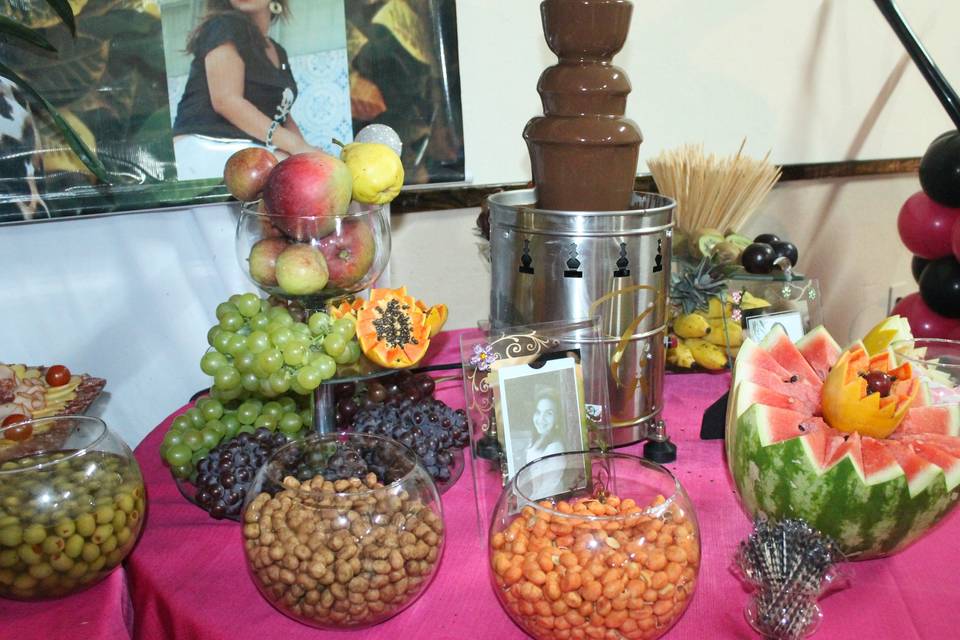 Mesa de fios e frutas