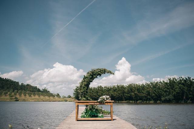 Altar em frente ao lago