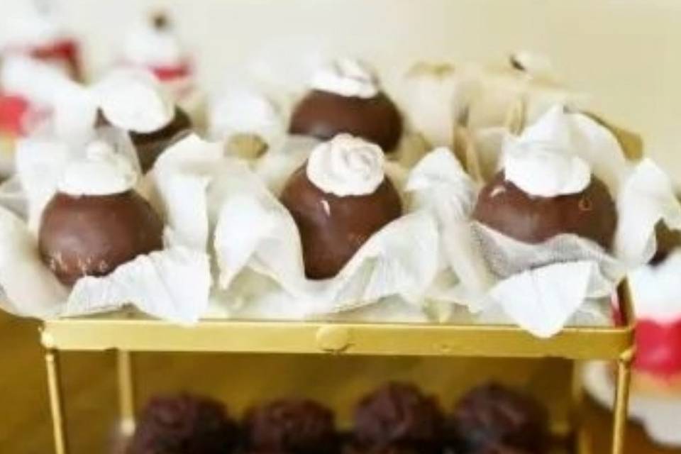 Brigadeiros e bombons de abaca