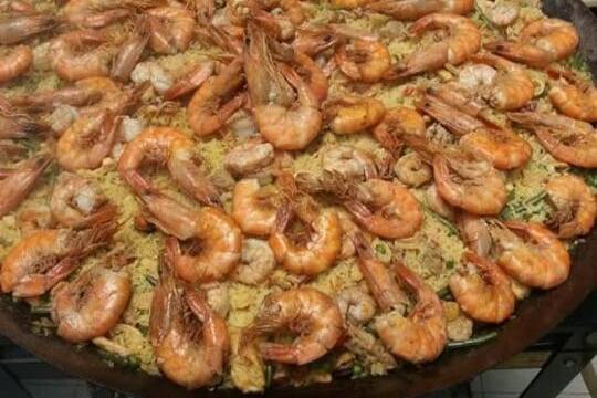 Paella de camarões