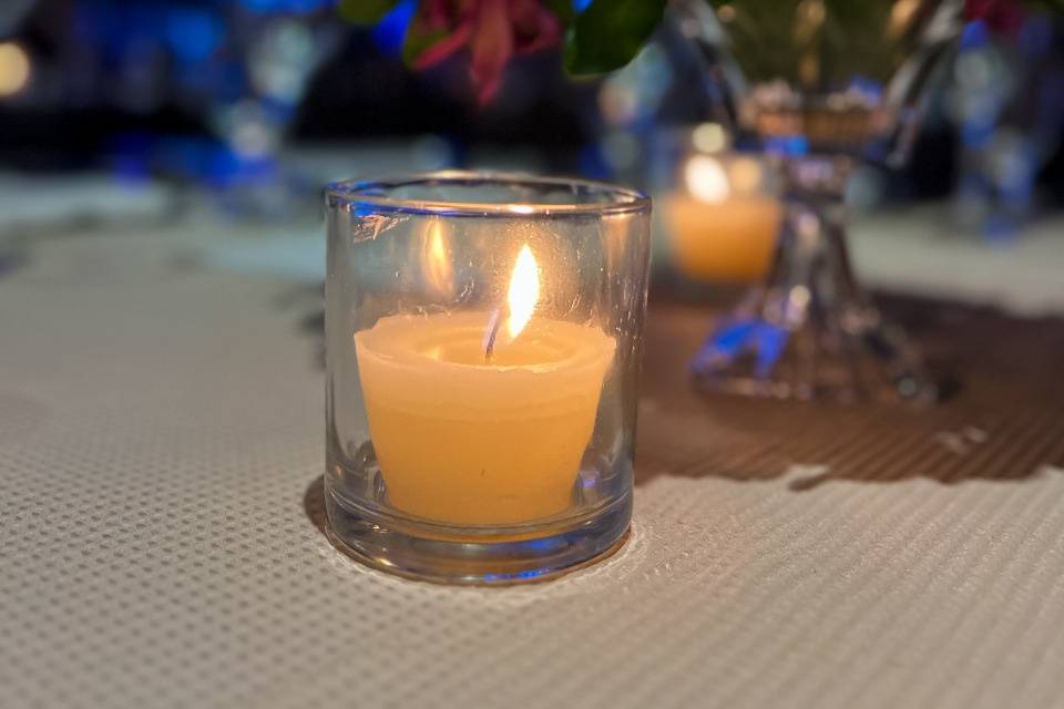 Detalhe com velas nas mesas