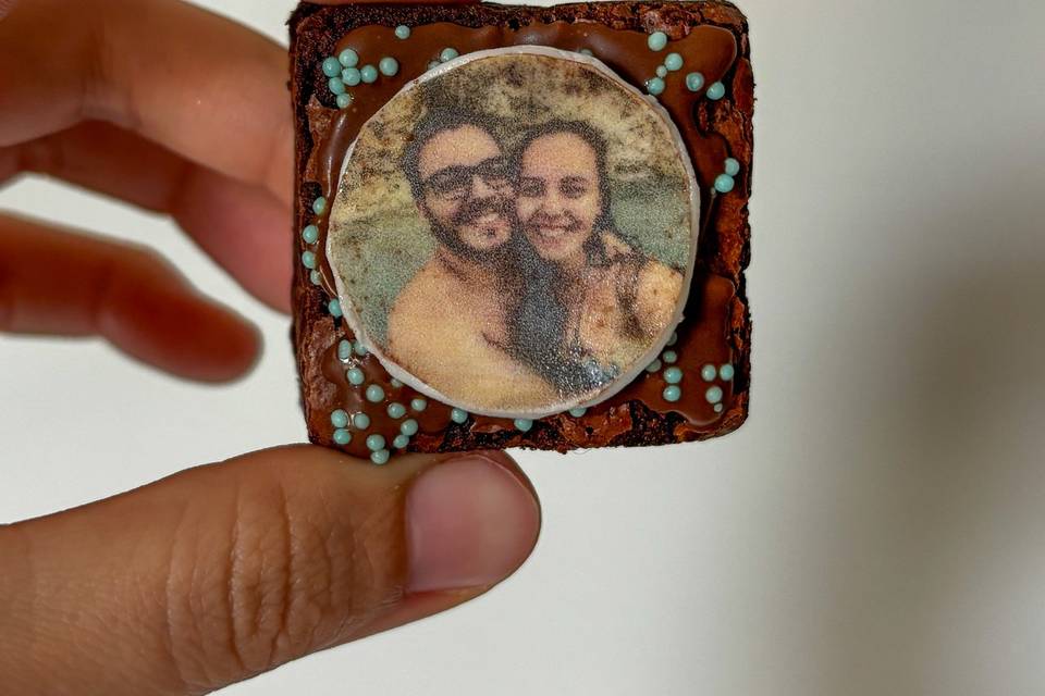 Mini brownie com foto do casal