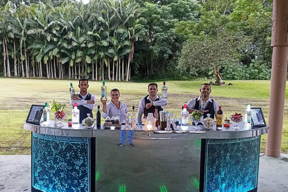 Bartenders uniformizados