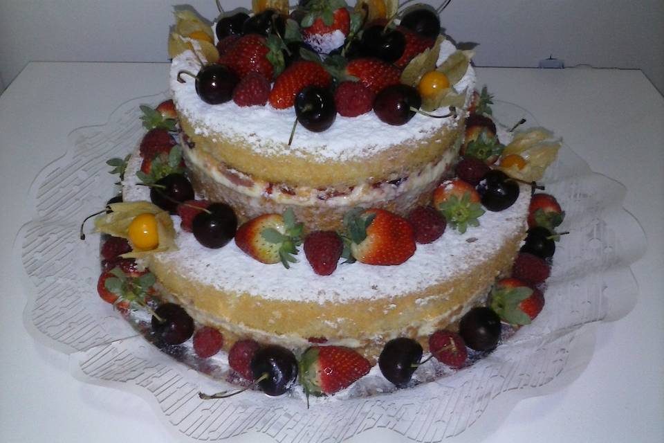 Naked cake de frutas vermelhas