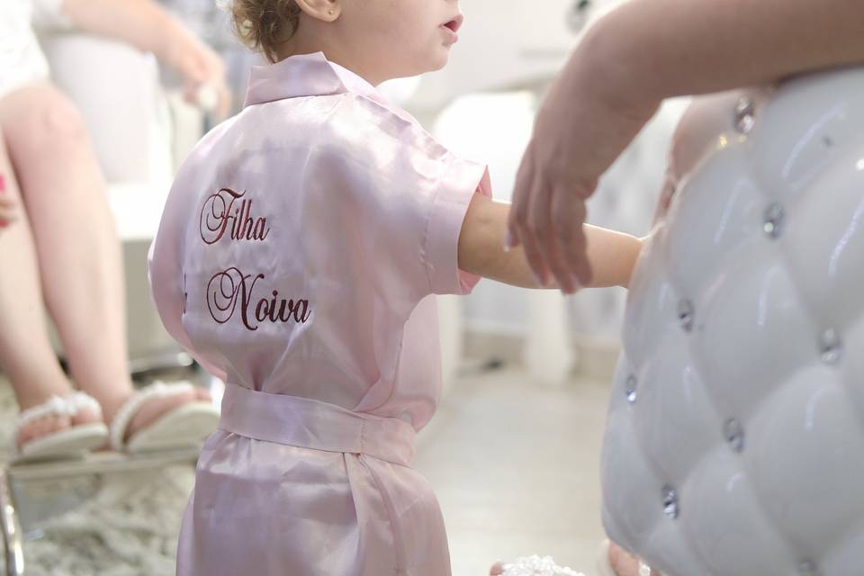 Filha da noiva admirando a mãe