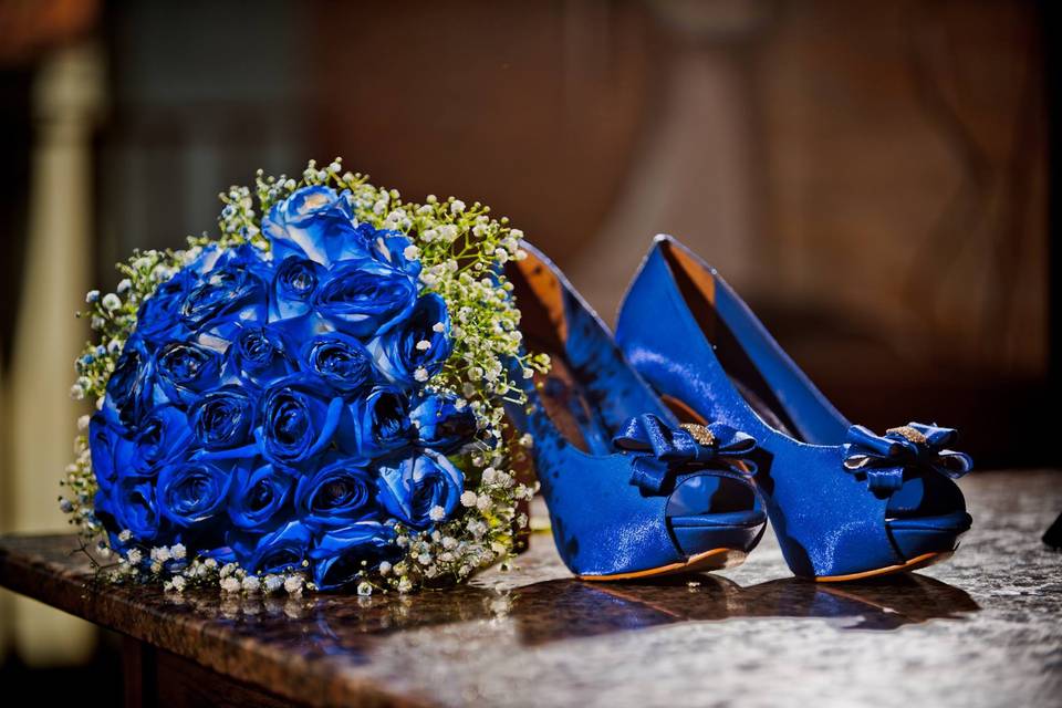 Rosas pintadas azul royal