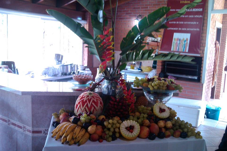 Mesa com frutas da estação