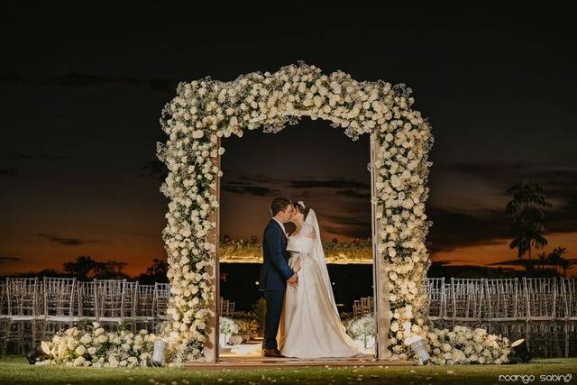 Porta com rosas na cerimônia