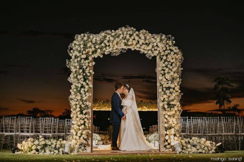 Porta com rosas na cerimônia