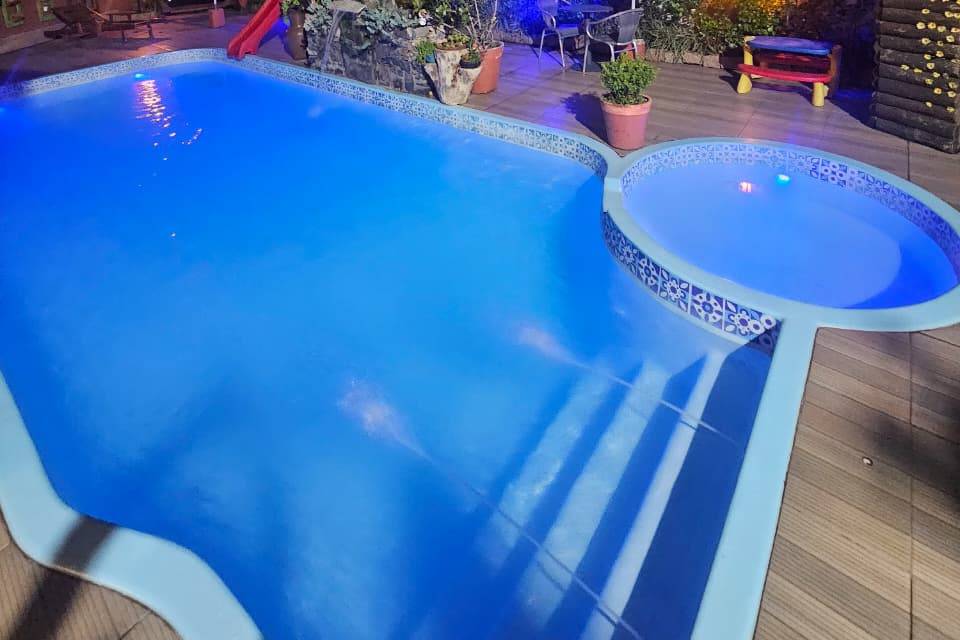 Piscina climatizada iluminada