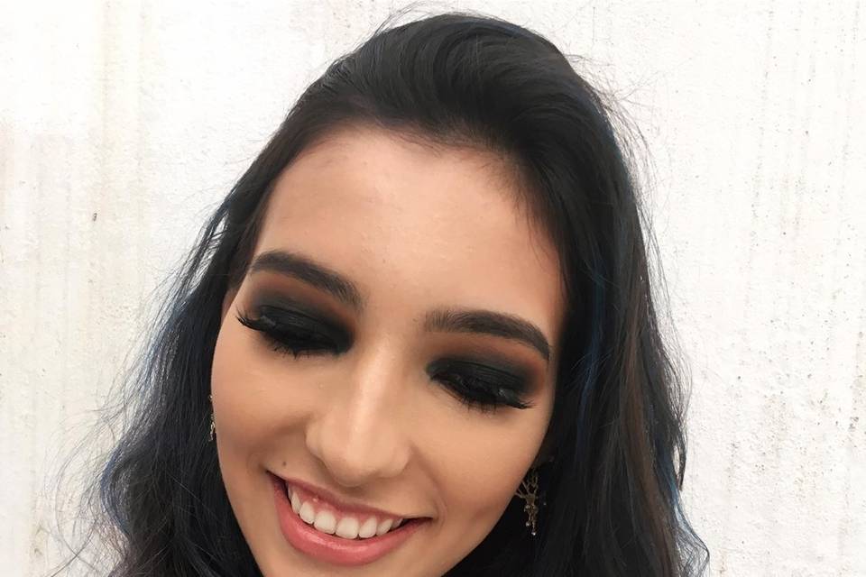 Larissa Gomes - Maquiadora Freelancer