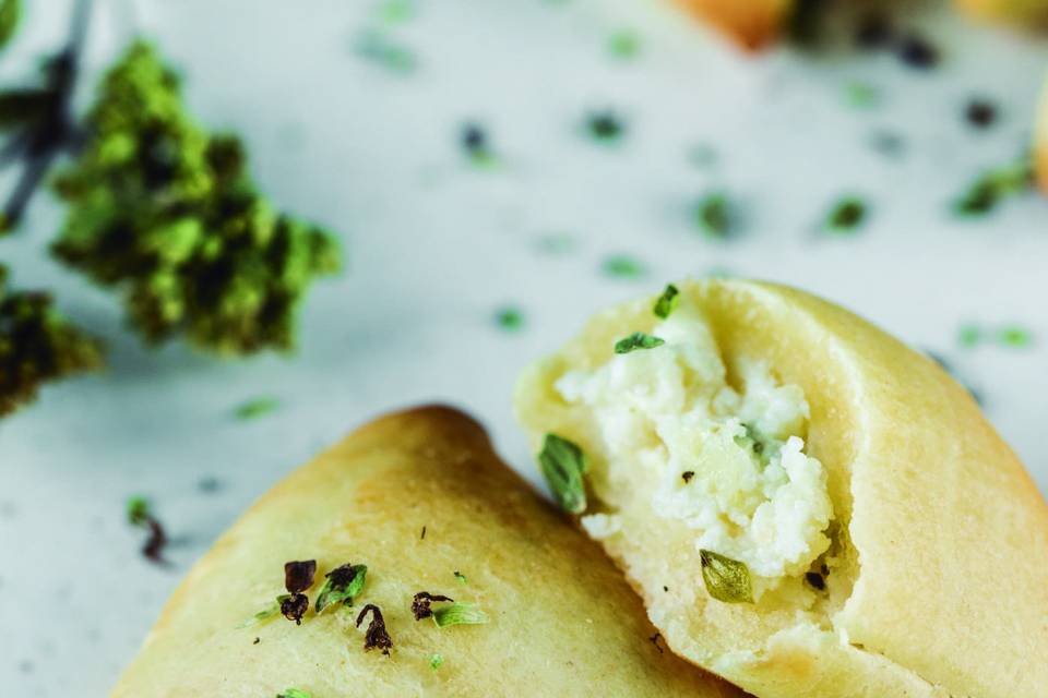Mini esfirra de queijo