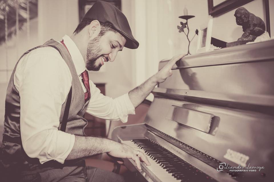 Tocando Piano