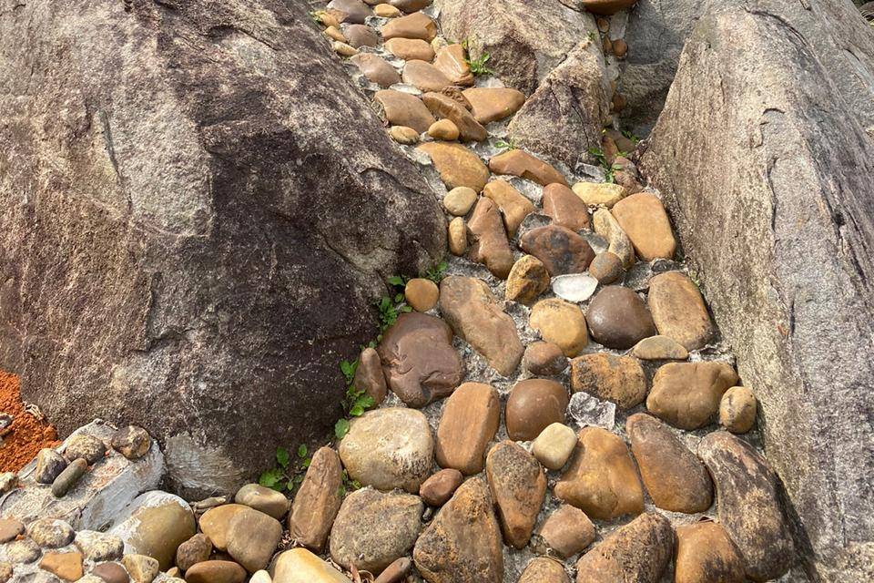 Deck com cascata de pedras