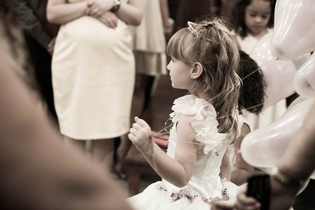 Candid: daminha com balões