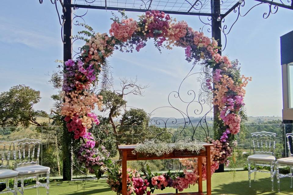 Arco de flores para cerimônia