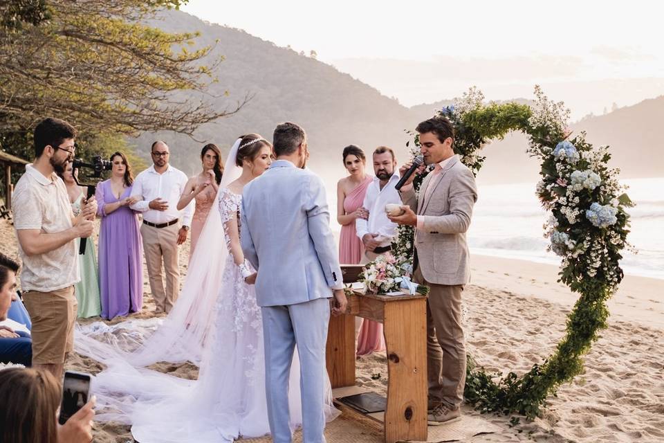 Casamento na praia de manhã