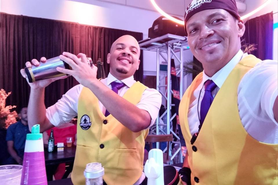 Bartenders em serviço