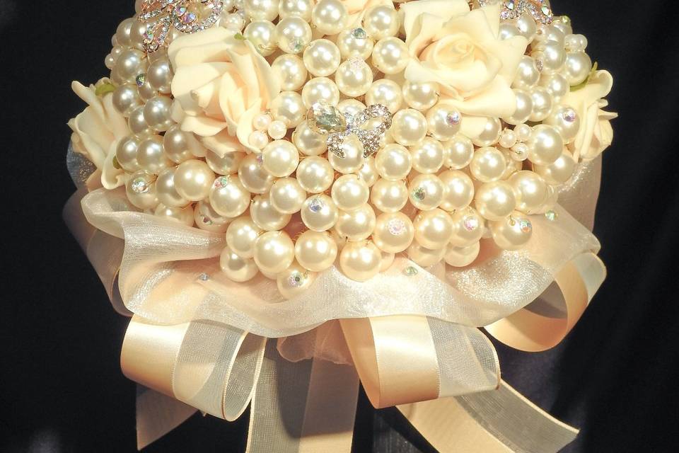 Bouquet perolas e broches