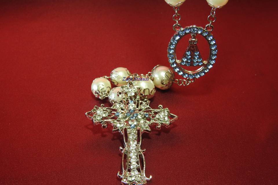 Crucifixo com aplique strass