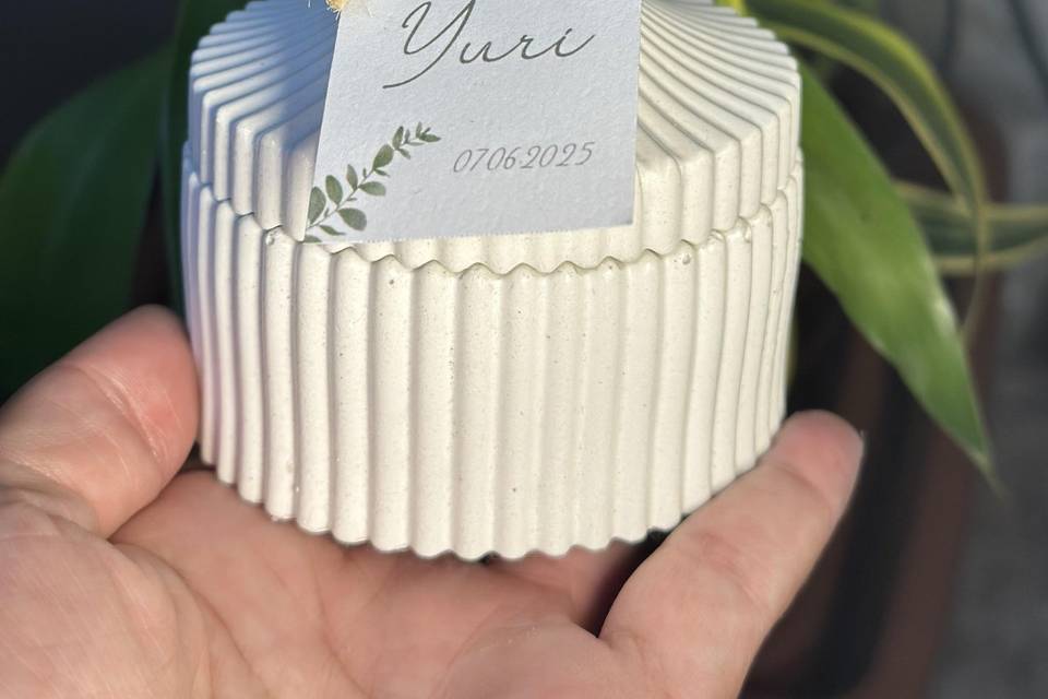 Pote de gesso com vela