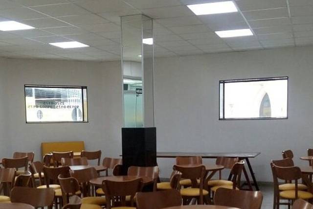 80 pessoas.