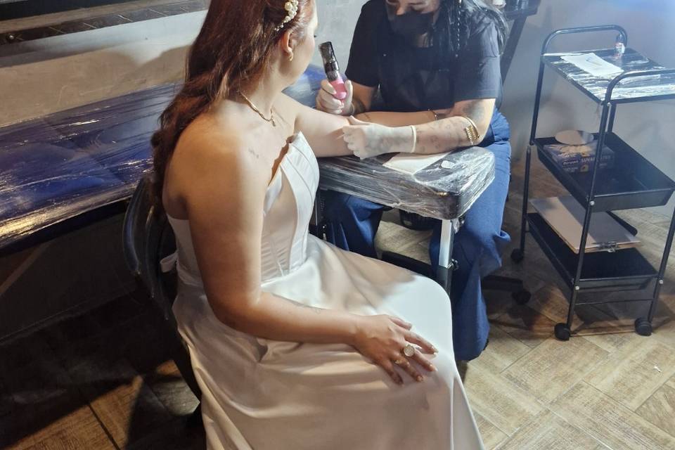 Noiva fazendo sua tattoo