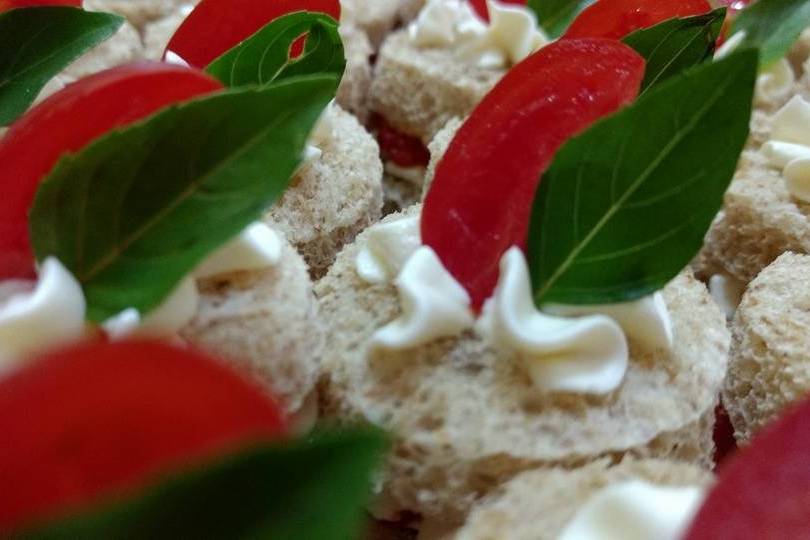 Canape caprese