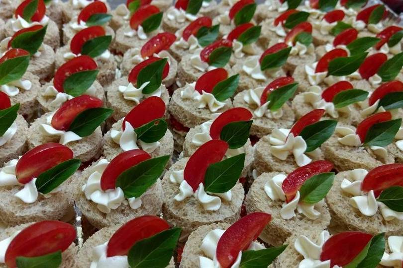 Canape caprese