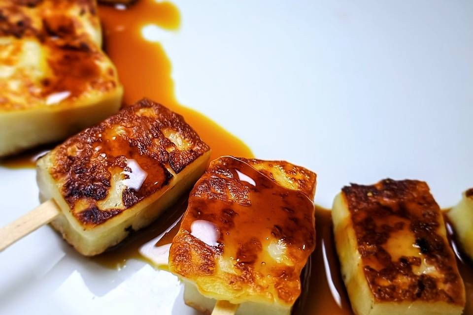 Espetinho de coalho com melaço