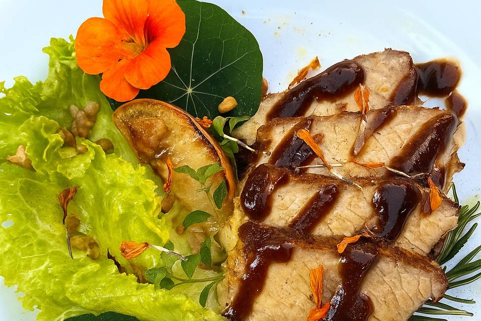 Pernil assado e salada