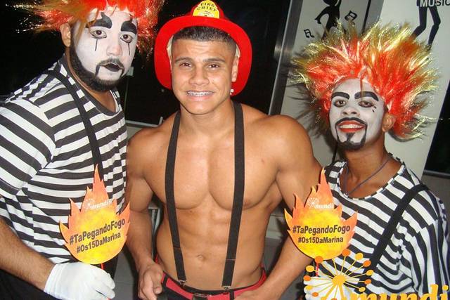 Bombeiro e foguinhos