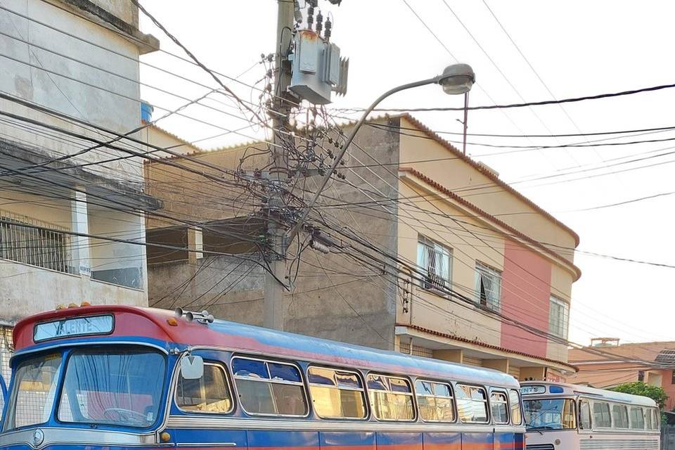 Ônibus monobloco e ciferal