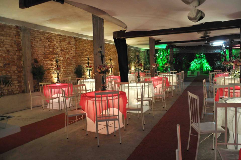 Salão com mesas para convidados
