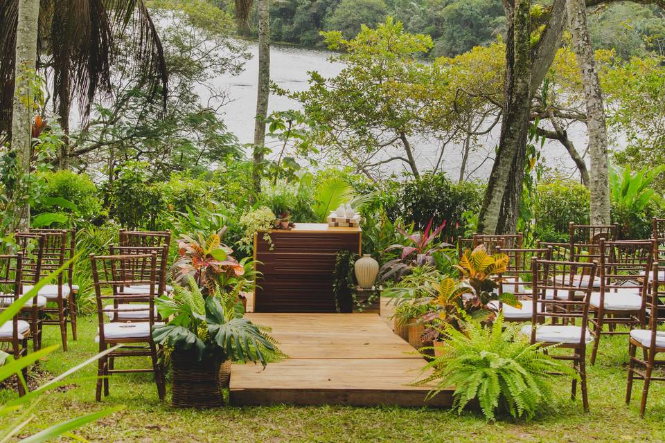 Altar junto ao lago