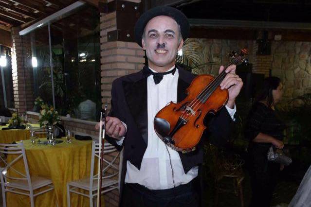 Chaplin violinista brincando