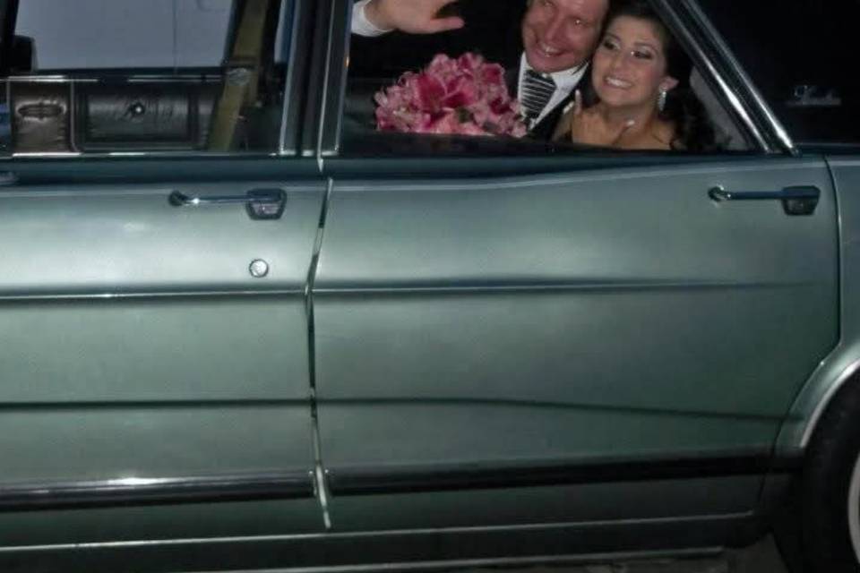 Noivos no carro.