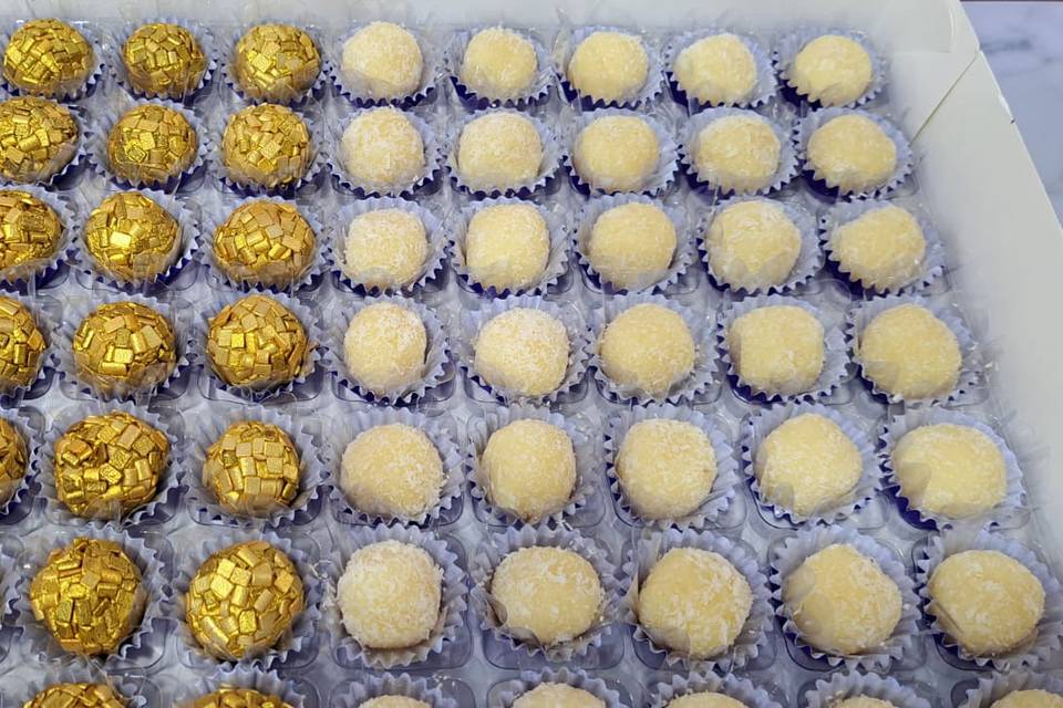 Brigadeiro dourado e beijinho